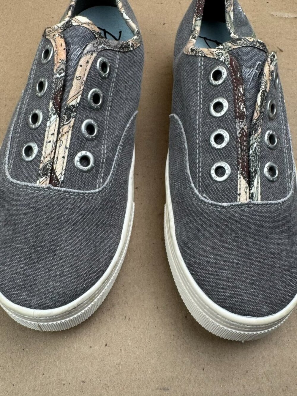 Blowfish Malibu Women’s Gray Canvas Embroidered Sneakers Size 7M EUR 37.5 - Picture 4 of 8